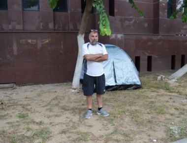 Καλαμάτα: Απεργία πείνας έξω από τα δικαστήρια (βίντεο)